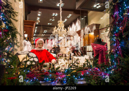 Brüssel, Belgien - 8. Dezember 2013: Shop im Zentrum von Brüssel mit Weihnachtsbeleuchtung und Dekorationen Stockfoto