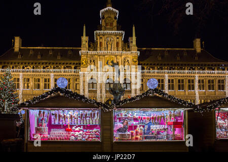 Antwerpen, Belgien - 13. Dezember 2013: Weihnachtsmarkt Stände und Dekorationen auf dem Hauptplatz, Antwerpen mit Flutlicht Rathaus hinter. Stockfoto
