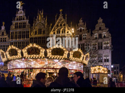 Antwerpen, Belgien - 13. Dezember 2013: Christmas Karussell und Dekorationen auf dem Hauptplatz, Antwerpen mit beleuchteten Rathaus hinter. Stockfoto