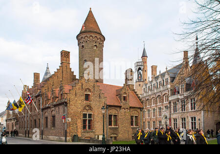 Brügge, Belgien - 15. Dezember 2013: Reisegruppe vor dem Gruuthuse Museum in Brügge, Belgien. Stockfoto