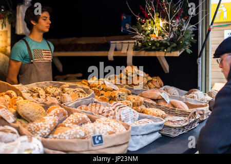 Gent, Belgien - 15. Dezember 2013: Brot Stand auf dem Weihnachtsmarkt in Gent, Belgien. Stockfoto