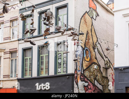 Gent, Belgien - 15. Dezember 2013: Streetart und hängende Turnschuhe in Gent, Belgien. Stockfoto