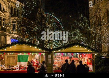 Gent, Belgien - 15. Dezember 2013: Marktstände auf dem Weihnachtsmarkt vor dem Dom in der Nacht, Gent, Belgien. Stockfoto