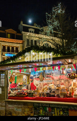 Gent, Belgien - 15. Dezember 2013: Feinkost Stand auf dem Weihnachtsmarkt in Gent, Belgien. Stockfoto