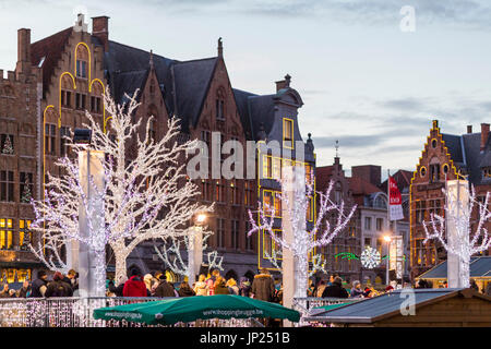 Brügge, Belgien - 15. Dezember 2013: Andrang an der Weihnachten Markt und Eis-Eisbahn auf dem Hauptplatz in Brügge, Belgien. Stockfoto