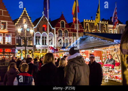 Brügge, Belgien - 15. Dezember 2013: Weihnachtsmarkt-Ständen auf dem Hauptplatz in Brügge, Belgien. Stockfoto