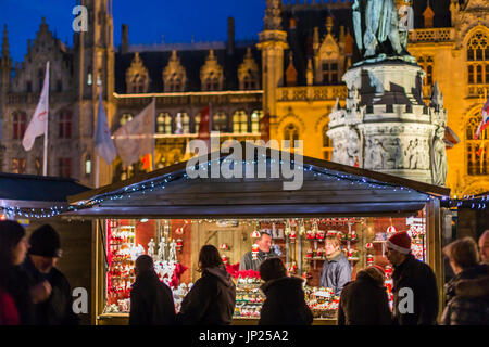 Brügge, Belgien - 15. Dezember 2013: Weihnachten stand auf dem Weihnachtsmarkt in Brügge, Belgien. Stockfoto