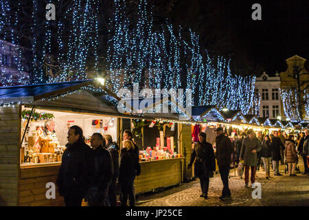 Brügge, Belgien - 15. Dezember 2013: Menschenmengen besucht den Weihnachtsmarkt auf dem Hauptplatz in Brügge, Belgien. Stockfoto