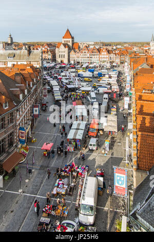 Tournai, Flandern, Belgien - 18. Januar 2014: Die Skyline und den wichtigsten Platz von Tournai, Belgien, am Markttag mit Markt Stände, gesehen von der Spitze des Glockenturms. Stockfoto