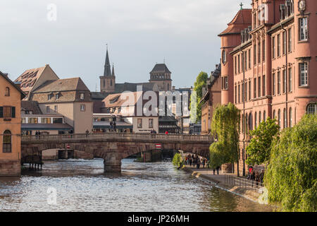 Straßburg, Elsass, Frankreich - 3. Mai 2014: Saint-Martin-Brücke über dem Fluss Ill in Straßburg, Frankreich Stockfoto