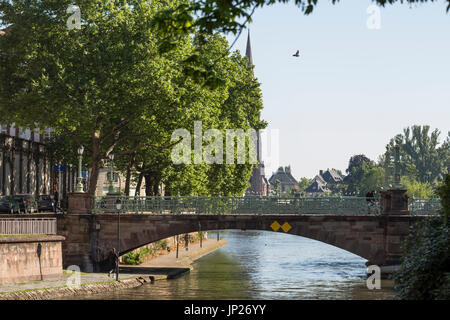 Straßburg, Elsass, Frankreich - 3. Mai 2014: Brücke über dem Fluss Ill in Straßburg, Frankreich Stockfoto