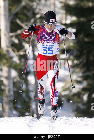 Sotschi, Russland - Masako Ishida Japans sprintet bergauf in die Frauen Nordic Ski-Langlauf 10-Kilometer-Klassiker bei den Olympischen Winterspielen 2014 Sotschi am 13. Februar 2014. Sie beendete 15.. (Kyodo)