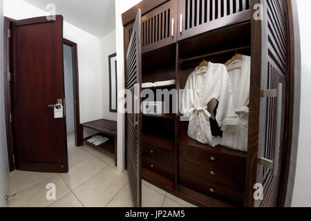 Weißen Bademantel mit Holzbügel im Kleiderschrank. Helle und gemütliche Halle Interior Design im modernen städtischen zeitgenössischen Stil Stockfoto