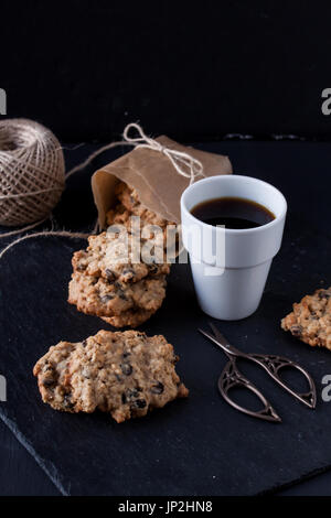 Haferflocken-Kekse und Kaffee Stockfoto