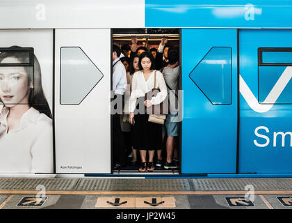 Türen schließen auf Skytrain (BTS), in Bangkok. Stockfoto