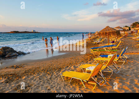 Malia, Kreta, Griechenland - 12. Juni 2017: Blick auf schönen kleinen Strand bei Sonnenuntergang in der Nähe von Malia, Kreta, Griechenland Stockfoto