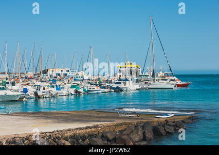 Corralejo, Fuertevetura Insel, Spanien - 1. April 2017: Die Skyline von Corralejo mit Hafen und Boote drin Stockfoto