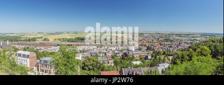 Panoramablick von der unteren Stadt Laon, gesehen von der Oberstadt Stockfoto