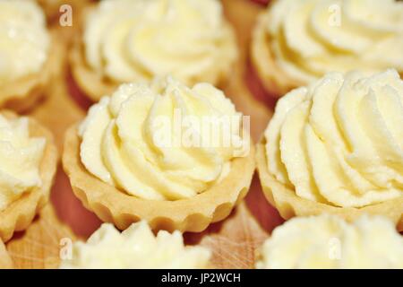 Nahaufnahme der Cupcakes mit Vanillecreme gefüllt. Stockfoto