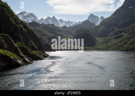 Steilen Seiten Glaziale Rinne Fjord der Trollfjord, Lofoten-Inseln, Nordland, Nord, Norwegen Stockfoto