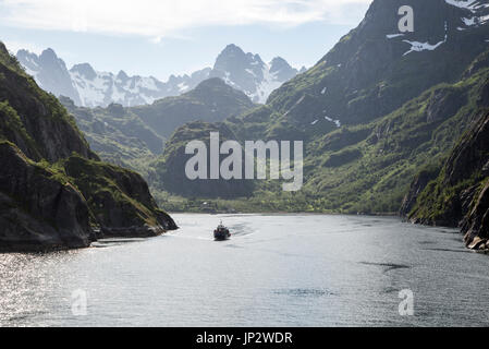 Steilen einseitige glazialen Mulde Fjord gezackten Berggipfel, Trollfjord, Lofoten-Inseln, Nordland, Nord, Norwegen Stockfoto