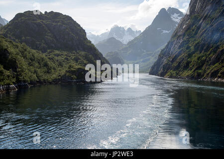 Steilen Seiten Glaziale Rinne Fjord der Trollfjord, Lofoten-Inseln, Nordland, Nord, Norwegen Stockfoto