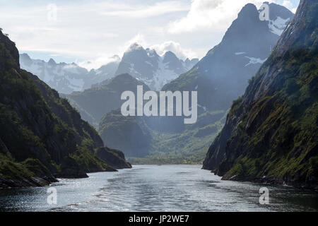 Steilen Seiten Glaziale Rinne Fjord der Trollfjord, Lofoten-Inseln, Nordland, Nord, Norwegen Stockfoto