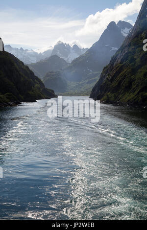 Steilen Seiten Glaziale Rinne Fjord der Trollfjord, Lofoten-Inseln, Nordland, Nord, Norwegen Stockfoto