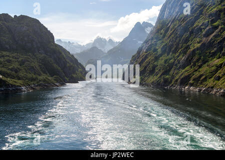 Steilen Seiten Glaziale Rinne Fjord der Trollfjord, Lofoten-Inseln, Nordland, Nord, Norwegen Stockfoto