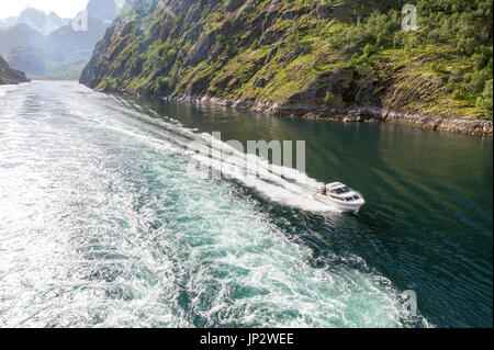 Steilen Seiten Glaziale Rinne Fjord der Trollfjord, Lofoten-Inseln, Nordland, Nord, Norwegen Stockfoto