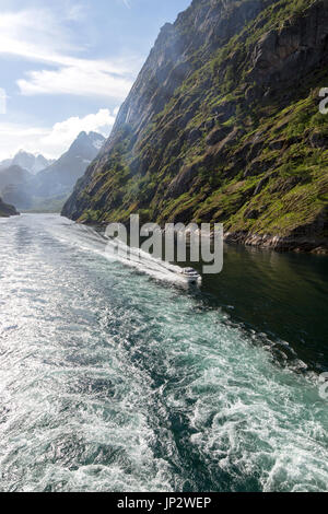 Steilen Seiten Glaziale Rinne Fjord der Trollfjord, Lofoten-Inseln, Nordland, Nord, Norwegen Stockfoto