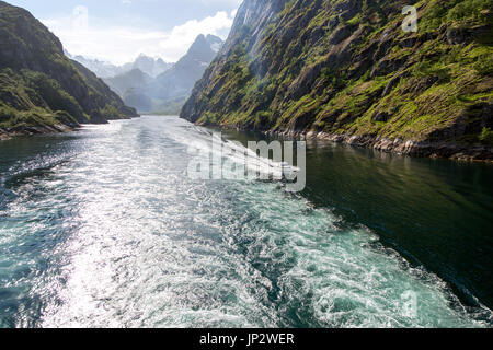 Steilen Seiten Glaziale Rinne Fjord der Trollfjord, Lofoten-Inseln, Nordland, Nord, Norwegen Stockfoto