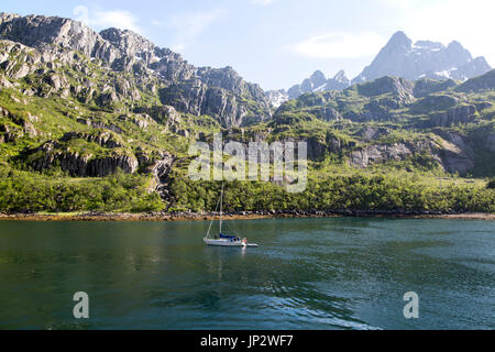 Steilen einseitige glazialen Mulde Fjord gezackten Berggipfel, Trollfjord, Lofoten-Inseln, Nordland, Nord, Norwegen Stockfoto