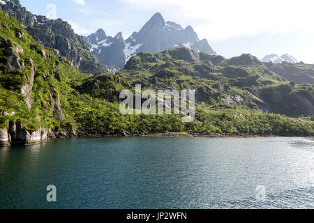 Steilen einseitige glazialen Mulde Fjord gezackten Berggipfel, Trollfjord, Lofoten-Inseln, Nordland, Nord, Norwegen Stockfoto