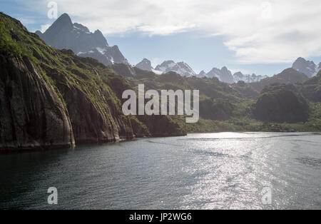 Steilen Seiten Glaziale Rinne Fjord der Trollfjord, Lofoten-Inseln, Nordland, Nord, Norwegen Stockfoto