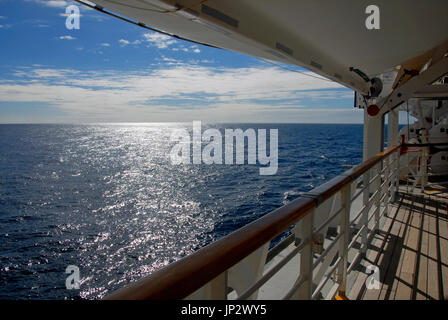 Das offene Meer vom Deck des Kreuzfahrtschiffes Stockfoto