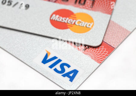 Visa und Mastercard Logo auf Kreditkarten. Stockfoto