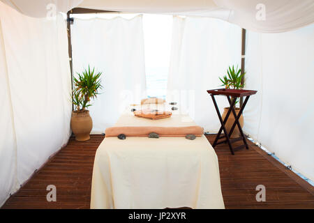 Massage im Spa mit Meerblick am Strand Stockfoto