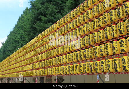 Laterne zeigt Namen von Menschen, die finanzielle Spende Yasukuni-Schrein in Tokio Japan gab. Stockfoto