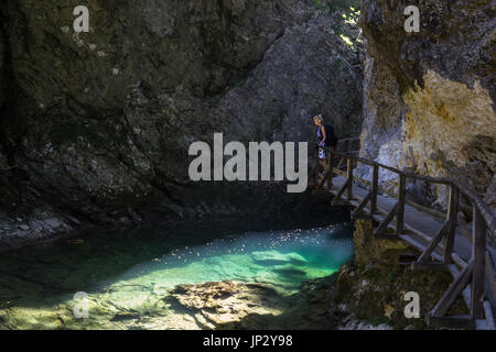 Frau in Vintgar-Schlucht in Slowenien in der Nähe von Bled See wandern. Stockfoto