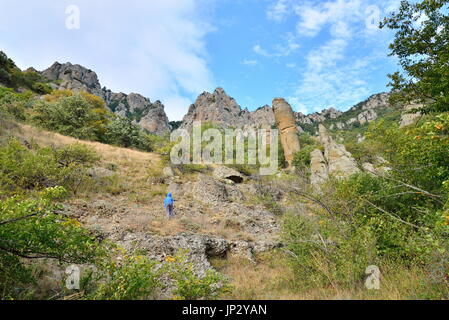 Touristen gehen durch eine Bergschlucht im Tal der Geister. Crimea Stockfoto