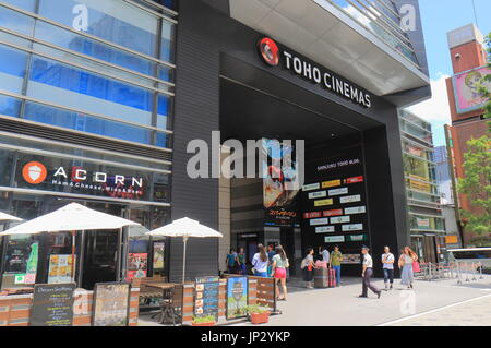 Menschen besuchen Toho Kinos Shinjuku in Tokio. TOHO Kinos ist ein japanischer Film, Theater Produktions- und Vertriebsfirma und berühmt für Godzill Stockfoto