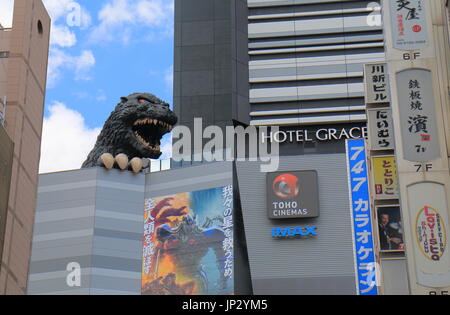 Godzilla-Statue bei Toho Kinos Shinjuku in Tokio. Stockfoto