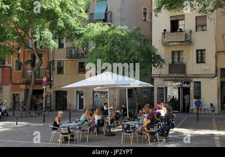 Café im Freien und Touristen im Restaurant La Candela in Barcelona.Placa de Sant Pere.Spain Stockfoto