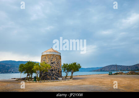 Alte Windmühle auf Kalydon-Halbinsel in der Nähe von Agios Nikolaos, Kreta, Griechenland Stockfoto