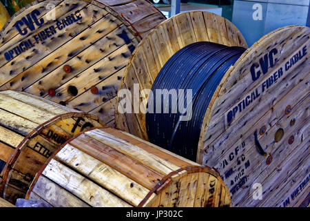 Kambodscha Siem Reap CVC LWL-Kabel auf den großen hölzernen Walzen Stockfoto