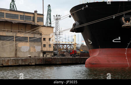 Bogen der großen industriellen Schiff, Schwarzes Meer, Varna Frachthafen, Bulgarien Stockfoto