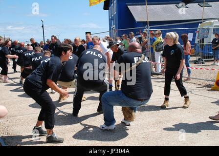 Pub Mannschaften nehmen an einem Tauziehen Wettbewerb während der jährlichen Altstadt Karneval an der Küste von Hastings in East Sussex, England am 30. Juli 2011. Stockfoto