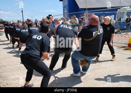 Pub Mannschaften nehmen an einem Tauziehen Wettbewerb während der jährlichen Altstadt Karneval an der Küste von Hastings in East Sussex, England am 30. Juli 2011. Stockfoto