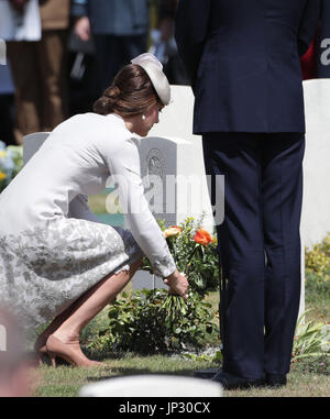 Die Herzogin von Cambridge legt Blumen am Grab des unbekannten Soldaten ...